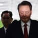 (ARCHIVOS) El expresidente de Corea del Sur, Yoon Suk Yeol (R), llega a un tribunal para asistir a una audiencia para revisar su orden de arresto solicitada por los fiscales especiales en Seúl el 9 de julio de 2025. Un tribunal surcoreano fallará el 19 de febrero de 2026 sobre los cargos de insurrección contra el expresidente Yoon Suk Yeol, sopesando si debería ser condenado a muerte por su intento fallido de imponer el gobierno militar. (Foto de KIM HONG-JI / POOL / AFP)