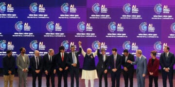El primer ministro de la India, Narendra Modi (C), se toma una foto de grupo con líderes de empresas de IA en la Cumbre de Impacto de IA en Nueva Delhi el 19 de febrero de 2026. (Foto de Ludovic MARIN / AFP)