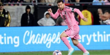 LOS ÁNGELES, CALIFORNIA - 21 DE FEBRERO: Lionel Messi #10 del Inter Miami CF controla el balón durante el partido de la MLS entre el Club de Fútbol de Los Ángeles y el Inter Miami CF en el Los Angeles Memorial Coliseum el 21 de febrero de 2026 en Los Ángeles, California. Kevork Djansezian/Getty Images/AFP (Foto de KEVORK DJANSEZIAN / GETTY IMAGES NORTH AMERICA / Getty Images vía AFP)