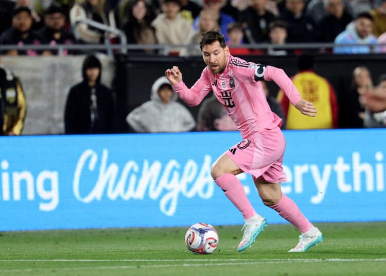 LOS ÁNGELES, CALIFORNIA - 21 DE FEBRERO: Lionel Messi #10 del Inter Miami CF controla el balón durante el partido de la MLS entre el Club de Fútbol de Los Ángeles y el Inter Miami CF en el Los Angeles Memorial Coliseum el 21 de febrero de 2026 en Los Ángeles, California. Kevork Djansezian/Getty Images/AFP (Foto de KEVORK DJANSEZIAN / GETTY IMAGES NORTH AMERICA / Getty Images vía AFP)
