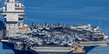 El portaaviones de la Marina de los Estados Unidos USS Gerald R. Ford sale de Souda Bay en la isla de Creta el 26 de febrero de 2026. (Foto de Costas METAXAKIS / AFP)