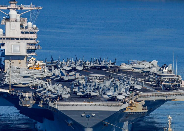 El portaaviones de la Marina de los Estados Unidos USS Gerald R. Ford sale de Souda Bay en la isla de Creta el 26 de febrero de 2026. (Foto de Costas METAXAKIS / AFP)