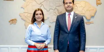 La embajadora de los Estados Unidos en el país, Leah Francis Campos, sostuvo este jueves un encuentro con el senador por el Distrito Nacional, Omar Fernández