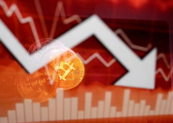 Una representación física de Bitcoin y una flecha del tipo de cambio aparecen en la pantalla de un ordenador como fondo en esta ilustración fotográfica en Atenas, Grecia, el 5 de febrero de 2026. Bitcoin está a punto de romperse por debajo del nivel clave de 70.000 dólares el jueves, ya que una caída en la criptomoneda más grande del mundo no muestra signos de detenerse. Bitcoin cae un 2 % en el comercio europeo temprano, habiendo caído hasta un 3,5 % antes durante la sesión asiática a 70.052,38 dólares, su nivel más bajo desde noviembre de 2024. (Foto de Nikolas Kokovlis/NurPhoto a través de Getty Images)