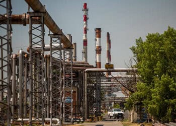 La refinería de petróleo Raizen SA Dock Sud en Buenos Aires, Argentina, el martes 10 de febrero de 2026. La empresa de comercio de energía Mercuria Energy Group está cerca de adquirir una refinería y cientos de gasolineras en Argentina que están siendo vendidas por Raizen SA, según personas familiarizadas con el asunto. Fotógrafo: Tomas Cuesta/Bloomberg vía Getty Images