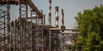 La refinería de petróleo Raizen SA Dock Sud en Buenos Aires, Argentina, el martes 10 de febrero de 2026. La empresa de comercio de energía Mercuria Energy Group está cerca de adquirir una refinería y cientos de gasolineras en Argentina que están siendo vendidas por Raizen SA, según personas familiarizadas con el asunto. Fotógrafo: Tomas Cuesta/Bloomberg vía Getty Images