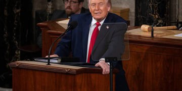 WASHINGTON, DC, ESTADOS UNIDOS - 24 DE FEBRERO: El presidente de los Estados Unidos, Donald Trump, pronuncia su discurso sobre el Estado de la Unión en una sesión conjunta del Congreso en las cámaras de los Estados Unidos. Cámara de Representantes en Washington, DC, Estados Unidos, el 24 de febrero de 2026. (Foto de Nathan Posner/Anadolu vía Getty Images)