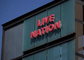 Beverly Hills (Estados Unidos), 22/05/2024.- El cartel de Live Nation Entertainment se ve en su edificio en Beverly Hills, California, EE. UU., el 22 de mayo de 2024. Se espera que el Departamento de Justicia de los Estados Unidos y un puñado de estados demanden a Live Nation Entertainment, citando supuestas violaciones antimonopolio en parte debido al dominio del mercado de la compañía de su unidad Ticketmaster. CENA EFE/EPA/ALLISON