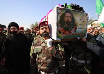 Los dolientes llevan el ataúd de un miembro asesinado de la Hashed al-Shaabi (Fuerzas de Movilización Popular) de Irak, una alianza de facciones ahora integradas en el ejército regular que también incluye poderosos grupos respaldados por Irán, que supuestamente murió en un ataque aéreo en al-Qaem la noche anterior, durante su funeral en Bagdad el 11 de marzo de 2026. Cinco combatientes respaldados por Irán en Irak murieron el 10 de marzo, en ataques que sus grupos culparon a los Estados Unidos. Irak, durante mucho tiempo un campo de batalla proxy entre Estados Unidos e Irán, había dicho que no quería ser arrastrado a la guerra, pero no se ha librado. (Foto de AHMAD AL-RUBAYE / AFP) / Atención editores: AFP cubre la guerra en el Medio Oriente a través de su extensa red regional, incluyendo oficinas en Teherán, Jerusalén y varios países vecinos. Desde el inicio del conflicto, los periodistas han estado trabajando en condiciones cada vez más restrictivas. Las autoridades de varios países tienen movimientos limitados de reporteros, cobertura de fotos y vídeo en vivo desde lugares sensibles. Algunos gobiernos y grupos armados han prohibido imágenes de ataques con misiles o drones y otros sitios relacionados con la seguridad. /