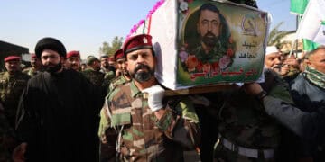 Los dolientes llevan el ataúd de un miembro asesinado de la Hashed al-Shaabi (Fuerzas de Movilización Popular) de Irak, una alianza de facciones ahora integradas en el ejército regular que también incluye poderosos grupos respaldados por Irán, que supuestamente murió en un ataque aéreo en al-Qaem la noche anterior, durante su funeral en Bagdad el 11 de marzo de 2026. Cinco combatientes respaldados por Irán en Irak murieron el 10 de marzo, en ataques que sus grupos culparon a los Estados Unidos. Irak, durante mucho tiempo un campo de batalla proxy entre Estados Unidos e Irán, había dicho que no quería ser arrastrado a la guerra, pero no se ha librado. (Foto de AHMAD AL-RUBAYE / AFP) / Atención editores: AFP cubre la guerra en el Medio Oriente a través de su extensa red regional, incluyendo oficinas en Teherán, Jerusalén y varios países vecinos. Desde el inicio del conflicto, los periodistas han estado trabajando en condiciones cada vez más restrictivas. Las autoridades de varios países tienen movimientos limitados de reporteros, cobertura de fotos y vídeo en vivo desde lugares sensibles. Algunos gobiernos y grupos armados han prohibido imágenes de ataques con misiles o drones y otros sitios relacionados con la seguridad. /