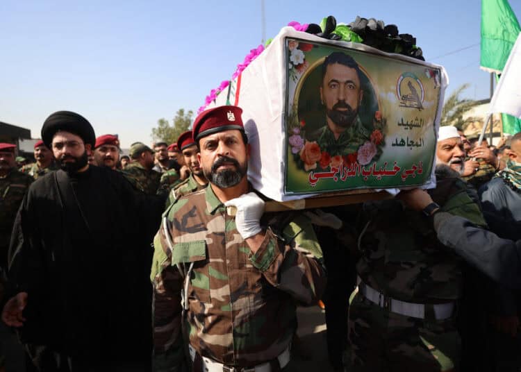 Los dolientes llevan el ataúd de un miembro asesinado de la Hashed al-Shaabi (Fuerzas de Movilización Popular) de Irak, una alianza de facciones ahora integradas en el ejército regular que también incluye poderosos grupos respaldados por Irán, que supuestamente murió en un ataque aéreo en al-Qaem la noche anterior, durante su funeral en Bagdad el 11 de marzo de 2026. Cinco combatientes respaldados por Irán en Irak murieron el 10 de marzo, en ataques que sus grupos culparon a los Estados Unidos. Irak, durante mucho tiempo un campo de batalla proxy entre Estados Unidos e Irán, había dicho que no quería ser arrastrado a la guerra, pero no se ha librado. (Foto de AHMAD AL-RUBAYE / AFP) / Atención editores: AFP cubre la guerra en el Medio Oriente a través de su extensa red regional, incluyendo oficinas en Teherán, Jerusalén y varios países vecinos. Desde el inicio del conflicto, los periodistas han estado trabajando en condiciones cada vez más restrictivas. Las autoridades de varios países tienen movimientos limitados de reporteros, cobertura de fotos y vídeo en vivo desde lugares sensibles. Algunos gobiernos y grupos armados han prohibido imágenes de ataques con misiles o drones y otros sitios relacionados con la seguridad. /