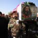 Los dolientes llevan el ataúd de un miembro asesinado de la Hashed al-Shaabi (Fuerzas de Movilización Popular) de Irak, una alianza de facciones ahora integradas en el ejército regular que también incluye poderosos grupos respaldados por Irán, que supuestamente murió en un ataque aéreo en al-Qaem la noche anterior, durante su funeral en Bagdad el 11 de marzo de 2026. Cinco combatientes respaldados por Irán en Irak murieron el 10 de marzo, en ataques que sus grupos culparon a los Estados Unidos. Irak, durante mucho tiempo un campo de batalla proxy entre Estados Unidos e Irán, había dicho que no quería ser arrastrado a la guerra, pero no se ha librado. (Foto de AHMAD AL-RUBAYE / AFP) / Atención editores: AFP cubre la guerra en el Medio Oriente a través de su extensa red regional, incluyendo oficinas en Teherán, Jerusalén y varios países vecinos. Desde el inicio del conflicto, los periodistas han estado trabajando en condiciones cada vez más restrictivas. Las autoridades de varios países tienen movimientos limitados de reporteros, cobertura de fotos y vídeo en vivo desde lugares sensibles. Algunos gobiernos y grupos armados han prohibido imágenes de ataques con misiles o drones y otros sitios relacionados con la seguridad. /