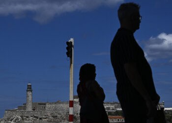 Vista de los semáforos en la costa de La Habana durante un apagón el 16 de marzo de 2026. Cuba sufrió un corte de energía generalizado el 16 de marzo de 2026, según la compañía eléctrica nacional, en el contexto de una grave crisis en la isla causada por el bloqueo energético estadounidense. (Foto de YAMIL LAGE / AFP)