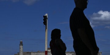 Vista de los semáforos en la costa de La Habana durante un apagón el 16 de marzo de 2026. Cuba sufrió un corte de energía generalizado el 16 de marzo de 2026, según la compañía eléctrica nacional, en el contexto de una grave crisis en la isla causada por el bloqueo energético estadounidense. (Foto de YAMIL LAGE / AFP)