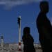 Vista de los semáforos en la costa de La Habana durante un apagón el 16 de marzo de 2026. Cuba sufrió un corte de energía generalizado el 16 de marzo de 2026, según la compañía eléctrica nacional, en el contexto de una grave crisis en la isla causada por el bloqueo energético estadounidense. (Foto de YAMIL LAGE / AFP)