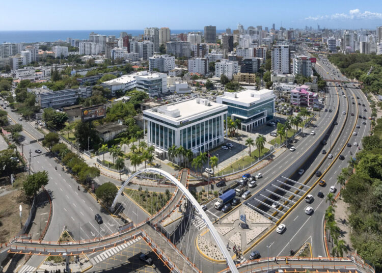 Foto area de calles de Santo Domingo y edificio de APAP