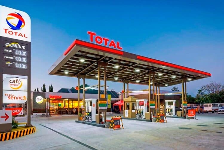 Estación de combustible Total en República Dominicana con vehículos cargando gasolina