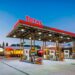 Estación de combustible Total en República Dominicana con vehículos cargando gasolina
