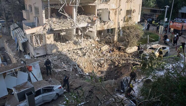 Irán Bombardea Tel Aviv Con Misiles de Racimo