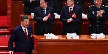 China estableció su objetivo de crecimiento más modesto desde 1991, en un reconocimiento tácito de que el modelo que impulsa su rápido ascenso presenta dificultades. Stephen Engle informa desde Pekín .Fuente: Bloomberg