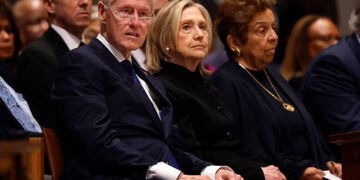 WASHINGTON, DC - 14 DE MAYO: Ex EE. UU. El presidente Bill Clinton, ex EE. UU. La secretaria de Estado Hillary Clinton y la exsecretaria de Salud y Servicios Humanos Donna Shalala asisten al servicio funerario de la exsecretaria de Trabajo Alexis Herman en la Catedral Nacional el 14 de mayo de 2025 en Washington, DC. Alexis Herman se desempeñó como la 23a Secretaria de Trabajo de 1997 a 2001 bajo el presidente Bill Clinton y fue la primera mujer negra en ocupar el cargo. (Foto de Kevin Dietsch/Getty Images)
