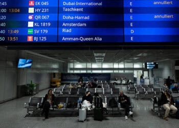 02 de marzo de 2026, Hesse, Frankfurt/M.: Los vuelos a Dubai y Doha se muestran en un tablero de exhibición en la Terminal 2. En el aeropuerto de Frankfurt, algunos vuelos fueron cancelados debido a la guerra de Irán en la región de Oriente Medio. Foto: Florian Wiegand/dpa (Foto de Florian Wiegand/picture alliance vía Getty Images)