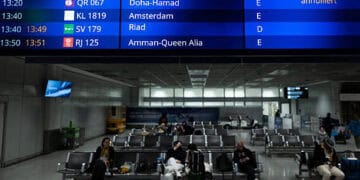 02 de marzo de 2026, Hesse, Frankfurt/M.: Los vuelos a Dubai y Doha se muestran en un tablero de exhibición en la Terminal 2. En el aeropuerto de Frankfurt, algunos vuelos fueron cancelados debido a la guerra de Irán en la región de Oriente Medio. Foto: Florian Wiegand/dpa (Foto de Florian Wiegand/picture alliance vía Getty Images)