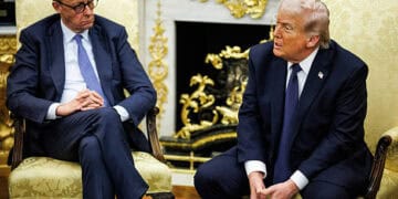 Friedrich Merz, canciller de Alemania, a la izquierda, y el presidente de los Estados Unidos, Donald Trump, durante una reunión en la Oficina Oval de la Casa Blanca en Washington, DC, EE. UU., el martes 3 de marzo de 2026. Merz dijo que tenía la intención de discutir con el presidente Donald Trump los próximos pasos en la guerra contra Irán en medio de preguntas sobre el final del juego de la administración estadounidense después de que lanzara ataques contra la República Islámica. Fotógrafo: Samuel Corum/Sipa/Bloomberg vía Getty Images
