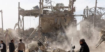 TEHERÁN, IRÁN - 4 DE MARZO: Trabajadores y medios de comunicación se encuentran cerca del sitio de una instalación policial, atacado días antes, durante la campaña militar israelí estadounidense el 4 de marzo de 2026 en Teherán, Irán. Estados Unidos e Israel han continuado el ataque conjunto contra Irán que comenzó el 28 de febrero, lo que resultó en la muerte del líder Supremo de Irán, el Ayatolá Ali Khamenei. Irán tomó represalias disparando oleadas de misiles y drones contra Israel, y apuntando a aliados estadounidenses en la región. (Foto de Majid Saeedi/Getty Images)