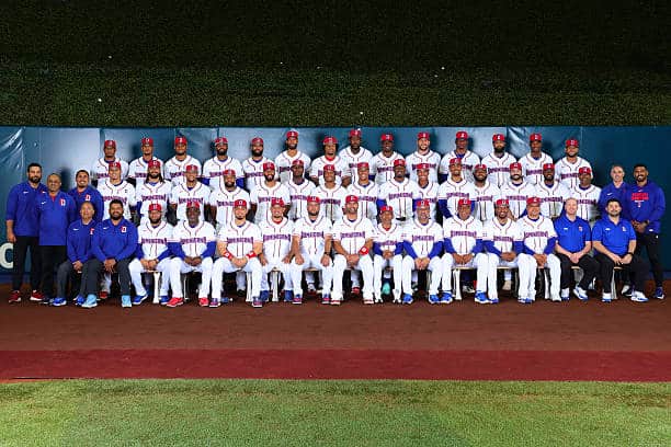 MIAMI, FL - 05 DE MARZO: El equipo de República Dominicana posa para una foto de equipo durante el día de entrenamiento del Clásico Mundial de Béisbol 2026 en el parque loanDepot el jueves 5 de marzo de 2026 en Miami, Florida. (Foto de Kelly Gavin/WBCI/MLB Photos a través de Getty Images)