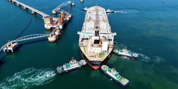 QINGDAO, CHINA - 7 DE MARZO DE 2026 - Un buque de carga que transportaba petróleo crudo importado atracó en la terminal de petróleo crudo del puerto de Qingdao, ciudad de Qingdao, provincia de Shandong, China el 7 de marzo de 2026. (Crédito de la foto debería ser CFOTO/Future Publishing a través de Getty Images)