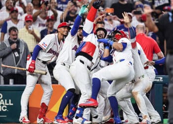 MIAMI, FLORIDA - 08 DE MARZO: Austin Wells #28 de la República Dominicana celebra después de batear un jonrón de dos carreras durante la quinta entrada contra el Reino de los Países Bajos en el parque LoanDepot el 8 de marzo de 2026 en Miami, Florida. (Foto de Carmen Mandato/Getty Images)