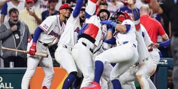 MIAMI, FLORIDA - 08 DE MARZO: Austin Wells #28 de la República Dominicana celebra después de batear un jonrón de dos carreras durante la quinta entrada contra el Reino de los Países Bajos en el parque LoanDepot el 8 de marzo de 2026 en Miami, Florida. (Foto de Carmen Mandato/Getty Images)