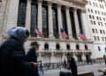 NUEVA YORK, NUEVA YORK - 13 DE MARZO: La gente camina fuera de la Bolsa de Valores de Nueva York (NYSE) en el bajo Manhattan el 13 de marzo de 2026 en la ciudad de Nueva York. El Dow subió más de 100 puntos en las operaciones matutinas a medida que los acontecimientos en Irán continúan cambiando los mercados globales. (Foto de Spencer Platt/Getty Images)