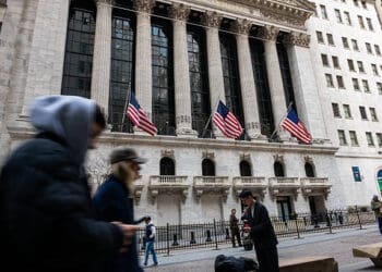 NUEVA YORK, NUEVA YORK - 13 DE MARZO: La gente camina fuera de la Bolsa de Valores de Nueva York (NYSE) en el bajo Manhattan el 13 de marzo de 2026 en la ciudad de Nueva York. El Dow subió más de 100 puntos en las operaciones matutinas a medida que los acontecimientos en Irán continúan cambiando los mercados globales. (Foto de Spencer Platt/Getty Images)