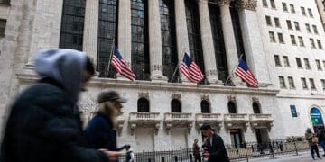 NUEVA YORK, NUEVA YORK - 13 DE MARZO: La gente camina fuera de la Bolsa de Valores de Nueva York (NYSE) en el bajo Manhattan el 13 de marzo de 2026 en la ciudad de Nueva York. El Dow subió más de 100 puntos en las operaciones matutinas a medida que los acontecimientos en Irán continúan cambiando los mercados globales. (Foto de Spencer Platt/Getty Images)