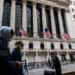 NUEVA YORK, NUEVA YORK - 13 DE MARZO: La gente camina fuera de la Bolsa de Valores de Nueva York (NYSE) en el bajo Manhattan el 13 de marzo de 2026 en la ciudad de Nueva York. El Dow subió más de 100 puntos en las operaciones matutinas a medida que los acontecimientos en Irán continúan cambiando los mercados globales. (Foto de Spencer Platt/Getty Images)