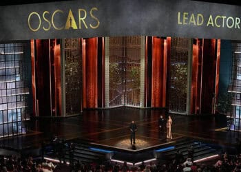 Miguel B. Jordan acepta el premio al actor en un papel principal por "Sinners" durante los Oscar el domingo 15 de marzo de 2026, en el Dolby Theatre de Los Ángeles. Adrien Brody mira desde la derecha.( AP Photo/Chris Pizzello) (Foto de Chris Pizzello/PA Images vía Getty Images)