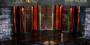Miguel B. Jordan acepta el premio al actor en un papel principal por "Sinners" durante los Oscar el domingo 15 de marzo de 2026, en el Dolby Theatre de Los Ángeles. Adrien Brody mira desde la derecha.( AP Photo/Chris Pizzello) (Foto de Chris Pizzello/PA Images vía Getty Images)