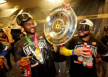 MIAMI, FL - 17 DE MARZO: Maikel García #11 del equipo Venezuela celebra en el vestuario con el trofeo MVP después de ganar el partido del Campeonato Mundial Clásico de Béisbol 2026 presentado por Capital One entre el Equipo Venezuela y el Equipo EE. UU. en loanDepot Park el martes 17 de marzo de 2026 en Miami, Florida. (Foto de Daniel Shirey/WBCI/MLB Photos a través de Getty Images)