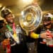 MIAMI, FL - 17 DE MARZO: Maikel García #11 del equipo Venezuela celebra en el vestuario con el trofeo MVP después de ganar el partido del Campeonato Mundial Clásico de Béisbol 2026 presentado por Capital One entre el Equipo Venezuela y el Equipo EE. UU. en loanDepot Park el martes 17 de marzo de 2026 en Miami, Florida. (Foto de Daniel Shirey/WBCI/MLB Photos a través de Getty Images)