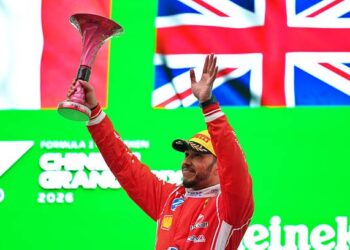 SHANGHAI, CHINA - 15 DE MARZO: El piloto británico de Ferrari, Lewis Hamilton, celebra ganar el tercer lugar en el Gran Premio de China de Fórmula 1 de 2026 en el Circuito Internacional de Shanghai el 15 de marzo de 2026 en Shanghái, China. (Foto de Zhang Hengwei/China News Service/VCG a través de Getty Images)