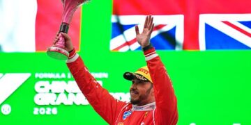 SHANGHAI, CHINA - 15 DE MARZO: El piloto británico de Ferrari, Lewis Hamilton, celebra ganar el tercer lugar en el Gran Premio de China de Fórmula 1 de 2026 en el Circuito Internacional de Shanghai el 15 de marzo de 2026 en Shanghái, China. (Foto de Zhang Hengwei/China News Service/VCG a través de Getty Images)
