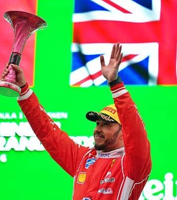 SHANGHAI, CHINA - 15 DE MARZO: El piloto británico de Ferrari, Lewis Hamilton, celebra ganar el tercer lugar en el Gran Premio de China de Fórmula 1 de 2026 en el Circuito Internacional de Shanghai el 15 de marzo de 2026 en Shanghái, China. (Foto de Zhang Hengwei/China News Service/VCG a través de Getty Images)