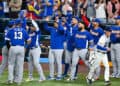 MIAMI, FLORIDA - 16 DE MARZO: Andrés Machado #30 del Equipo Venezuela celebra con sus compañeros de equipo después de terminar de lanzar en la octava entrada durante las Semifinales de las Clásica Mundial de Béisbol de 2026 entre Italia y Venezuela en el parque loanDepot el 16 de marzo de 2026 en Miami, Florida. (Foto de Gene Wang - Captura en Media/Getty Images)