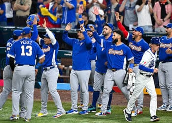 MIAMI, FLORIDA - 16 DE MARZO: Andrés Machado #30 del Equipo Venezuela celebra con sus compañeros de equipo después de terminar de lanzar en la octava entrada durante las Semifinales de las Clásica Mundial de Béisbol de 2026 entre Italia y Venezuela en el parque loanDepot el 16 de marzo de 2026 en Miami, Florida. (Foto de Gene Wang - Captura en Media/Getty Images)