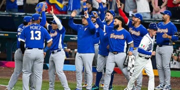 MIAMI, FLORIDA - 16 DE MARZO: Andrés Machado #30 del Equipo Venezuela celebra con sus compañeros de equipo después de terminar de lanzar en la octava entrada durante las Semifinales de las Clásica Mundial de Béisbol de 2026 entre Italia y Venezuela en el parque loanDepot el 16 de marzo de 2026 en Miami, Florida. (Foto de Gene Wang - Captura en Media/Getty Images)