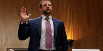 WASHINGTON, DC - 18 DE MARZO: EE. UU. Sen. Markwayne Mullin (R-OK) jura juramento mientras testifica durante una audiencia de confirmación para ser el próximo Secretario del Departamento de Seguridad Nacional en el Edificio de Oficinas del Senado de Dirksen el 18 de marzo de 2026 en Washington, DC. El presidente Trump nominó a Mullin para reemplazar a Kristi Noem como Secretaria del DHS. (Foto de Chip Somodevilla/Getty Images)