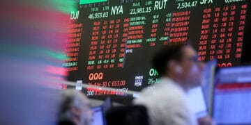Información del mercado de valores mostrada en el piso de la Bolsa de Valores Americana (AMEX) en la Bolsa de Valores de Nueva York (NYSE) en Nueva York, EE. UU., el lunes 23 de marzo de 2026. Las acciones estadounidenses se recuperaron el lunes después de que el presidente Donald Trump ordenara al Pentágono que suspendiera los ataques militares contra la infraestructura energética iraní, lo que estimuló un retroceso en los precios del petróleo. Fotógrafo: Michael Nagle/Bloomberg vía Getty Images