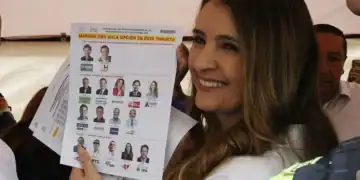 La senadora y candidata del Centro Democrático a la presidencia de Colombia, Paloma Valencia, muestra su papeleta en Bogotá (Colombia). EFE/ Mauricio Dueñas Castañeda.